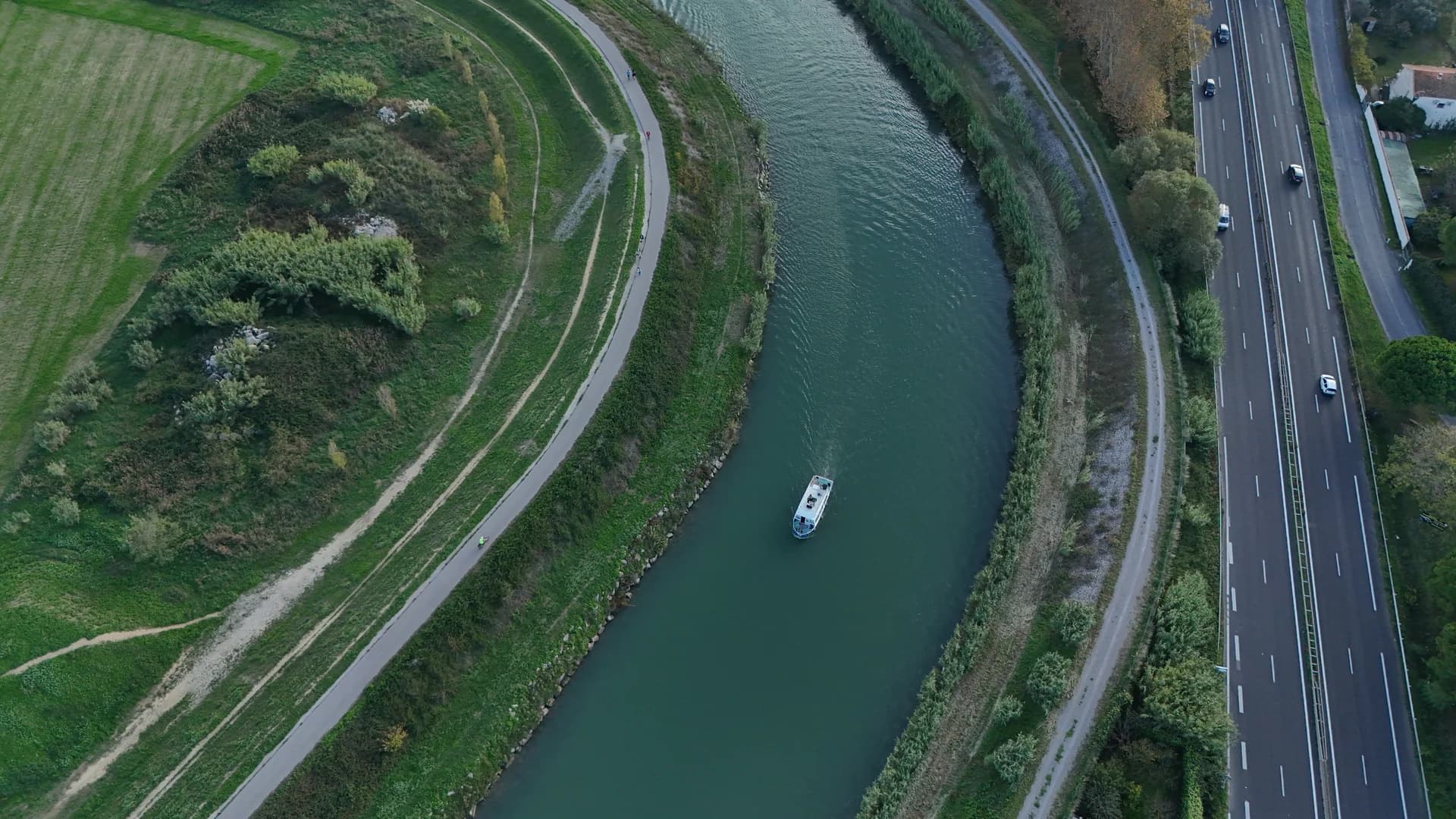 drone bateau riviere vue d en haut - Photographies aériennes