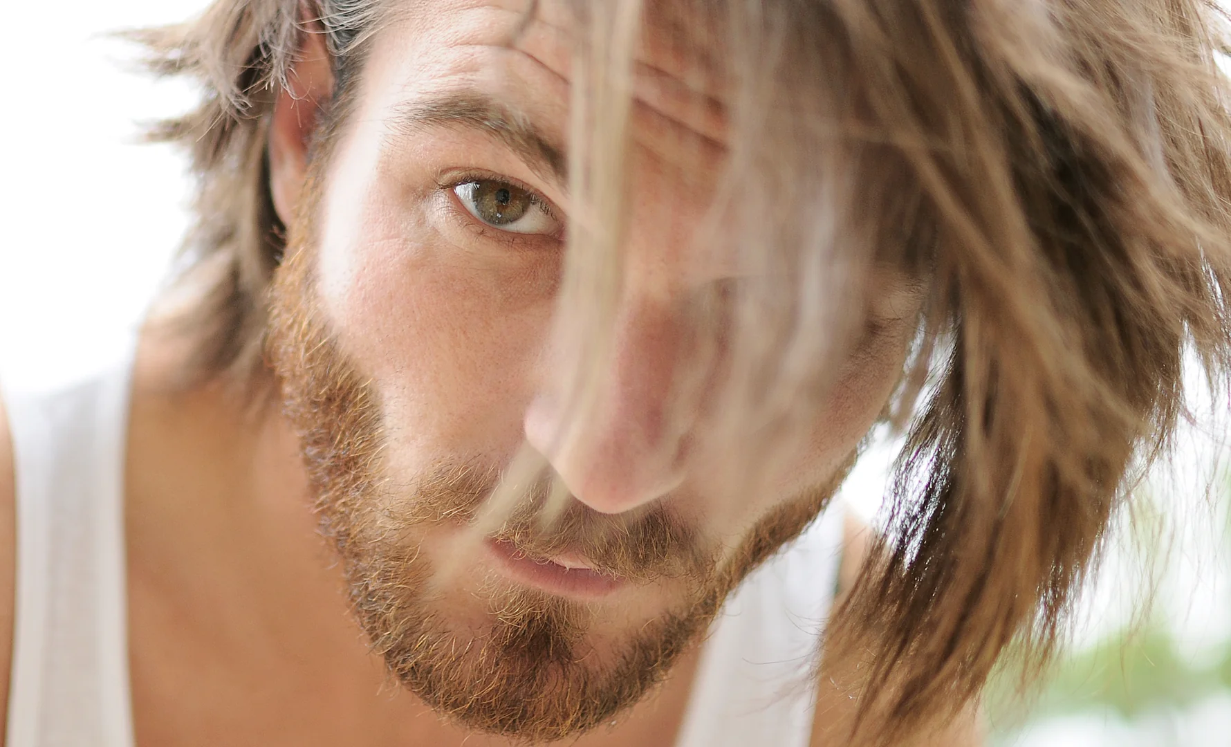 Portrait artistique avec éclairage dramatique